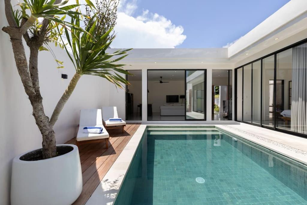 The R Villa Kaba - Incl. Motorbikes Seminyak Exterior foto