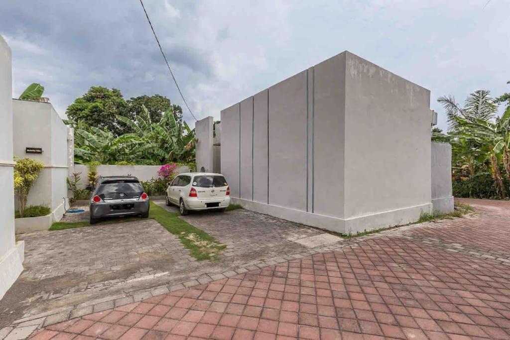 The R Villa Kaba - Incl. Motorbikes Seminyak Exterior foto